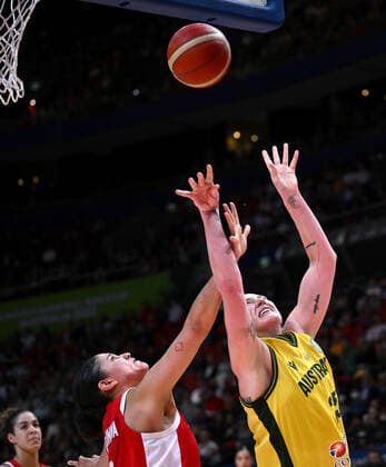 BASKETBALL WOMENS WORLD CUP 3RD, Lauren Jackson (right) of Australia shoots for a basket over Natalie Achonwa (left) of Canada during the 2022 FIBA Women s Basketball World Cup 3rd Place match between Australia and Canada at Qudos Bank Arena in Sydney, Saturday, October 1, 2022. ( NO ARCHIVING, EDITORIAL USE ONLY, NO USE IN BOOKS WITHOUT CONSENT SYDNEY NEW SOUTH WALES AUSTRALIA  Copyright: xJAMESxGOURLEYx 20221001001709929617