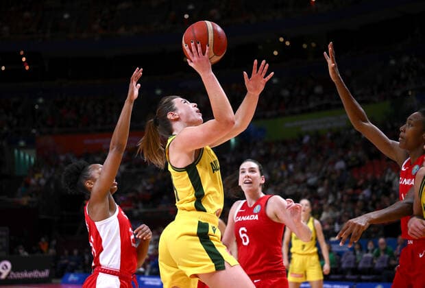BASKETBALL WOMENS WORLD CUP 3RD, Sara Blicavs (centre) of Australia lays up to shoot a basket during the 2022 FIBA Women s Basketball World Cup 3rd Place match between Australia and Canada at Qudos Bank Arena in Sydney, Saturday, October 1, 2022. ( NO ARCHIVING, EDITORIAL USE ONLY, NO USE IN BOOKS WITHOUT CONSENT SYDNEY NEW SOUTH WALES AUSTRALIA  Copyright: xJAMESxGOURLEYx 20221001001709930738