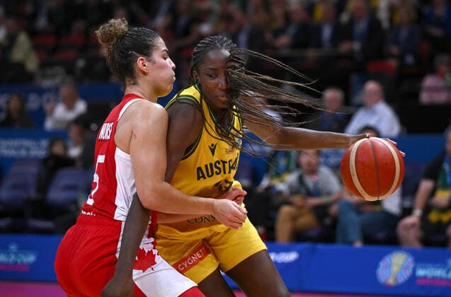 BASKETBALL WOMENS WORLD CUP 3RD, Ezi Magbegor (right) of Australia takes on Kia Nurse (left) of Canada during the 2022 FIBA Women s Basketball World Cup 3rd Place match between Australia and Canada at Qudos Bank Arena in Sydney, Saturday, October 1, 2022. ( NO ARCHIVING, EDITORIAL USE ONLY, NO USE IN BOOKS WITHOUT CONSENT SYDNEY NEW SOUTH WALES AUSTRALIA  Copyright: xJAMESxGOURLEYx 20221001001709931059