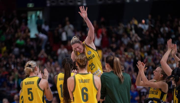 (221001) -- SYDNEY, Oct. 1, 2022 -- Players of Australia celebrate victory after the 3rd place game against Canada at the FIBA Women s Basketball World Cup 2022 in Sydney, Australia, Oct.1, 2022. ) (SP)AUSTRALIA-SYDNEY-BASKETBALL-WOMEN S WORLD CUP-AUS VS CAN HuxJingchen 