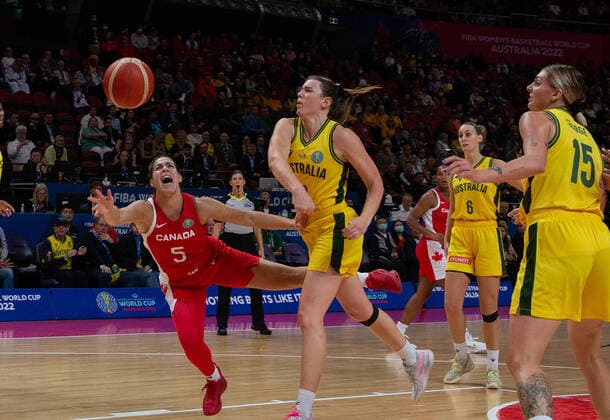 (221001) -- SYDNEY, Oct. 1, 2022 -- Kia Nurse (L) of Canada tries to block the ball during the 3rd place game against Australia at the FIBA Women s Basketball World Cup 2022 in Sydney, Australia, Oct.1, 2022. ) (SP)AUSTRALIA-SYDNEY-BASKETBALL-WOMEN S WORLD CUP-AUS VS CAN HuxJingchen 