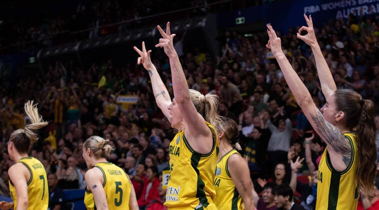 (221001) -- SYDNEY, Oct. 1, 2022 -- Players of Australia celebrate during the 3rd place game against Canada at the FIBA Women s Basketball World Cup 2022 in Sydney, Australia, Oct.1, 2022. ) (SP)AUSTRALIA-SYDNEY-BASKETBALL-WOMEN S WORLD CUP-AUS VS CAN HuxJingchen 