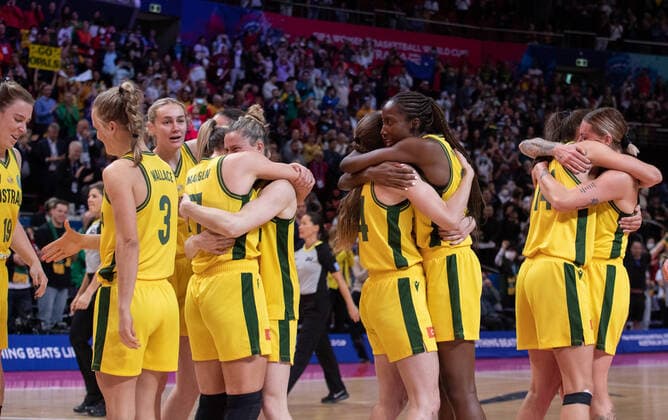 (221001) -- SYDNEY, Oct. 1, 2022 -- Players of Australia celebrate victory after the 3rd place game against Canada at the FIBA Women s Basketball World Cup 2022 in Sydney, Australia, Oct.1, 2022. ) (SP)AUSTRALIA-SYDNEY-BASKETBALL-WOMEN S WORLD CUP-AUS VS CAN HuxJingchen 