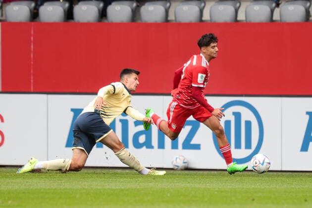 A Junior Bundesliga Sued Suedwest FC Bayern Muenchen U19 TSG Hoffenheim U19 01 10 2022 Tim Ottilinger TSG 4 in duel with Emirhan DEMIRCAN FCB 11 Copyright: xBEAUTIFULxSPORTS Goldbergx
