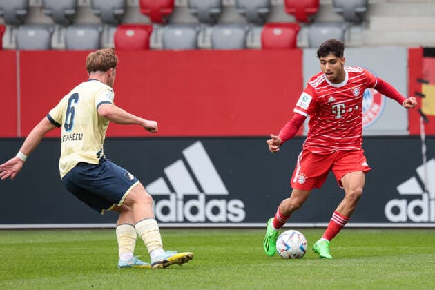 A Junior Bundesliga Sued Suedwest FC Bayern Muenchen U19 TSG Hoffenheim U19 01 10 2022 Benedikt HUBER TSG 6 in duel with Emirhan DEMIRCAN FCB 11 Copyright: xBEAUTIFULxSPORTS Goldbergx