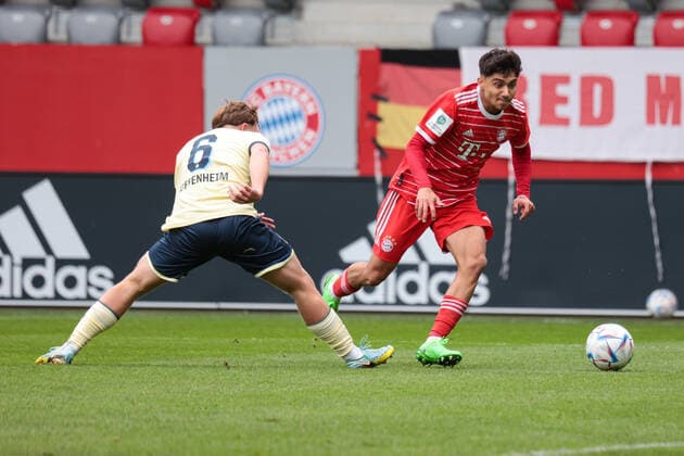 A Junior Bundesliga Sued Suedwest FC Bayern Muenchen U19 TSG Hoffenheim U19 01 10 2022 Benedikt HUBER TSG 6 in duel with Emirhan DEMIRCAN FCB 11 Copyright: xBEAUTIFULxSPORTS Goldbergx