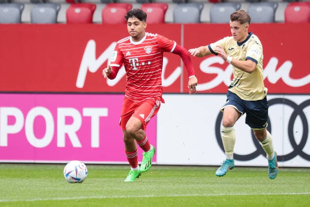 A Junior Bundesliga Sued Suedwest FC Bayern Muenchen U19 TSG Hoffenheim U19 01 10 2022 Emirhan DEMIRCAN FCB 11 i Deull with Linus WEIK TSG 2 Copyright: xBEAUTIFULxSPORTS Goldbergx