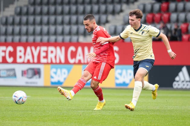 A Junior Bundesliga Sued Suedwest FC Bayern Muenchen U19 TSG Hoffenheim U19 01 10 2022 Ajijo IBRAHIMOVIC FCB 10 in duel with Hennes BEHRENS TSG 4 Copyright: xBEAUTIFULxSPORTS Goldbergx