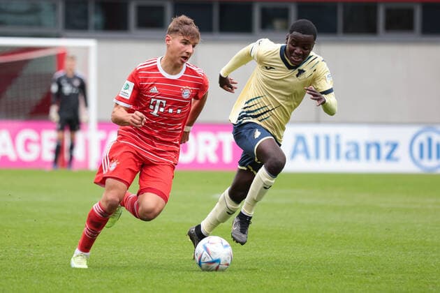 A Junior Bundesliga Sued Suedwest FC Bayern Muenchen U19 TSG Hoffenheim U19 01 10 2022 Max Scholze FCB 2 in duel with Ricardo WAGNER TSG 7 Copyright: xBEAUTIFULxSPORTS Goldbergx