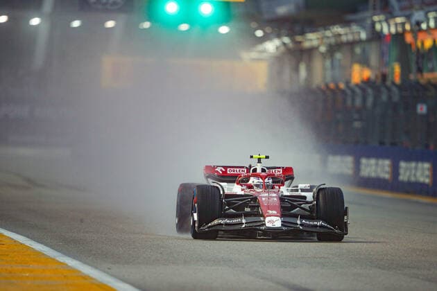 24 ZHOU Guanyu (chi), Alfa Romeo F1 Team ORLEN C42, action during the Formula 1 Singapore Airlines Singapore Grand Prix 2022, 17th round of the 2022 FIA Formula One World Championship, WM, Weltmeisterschaft from September 30 to October 02, 2022 on the Marina Bay Street Circuit, in Singapore - F1 - SINGAPORE GRAND PRIX 2022 DPPI Panoramic  _V2_1721