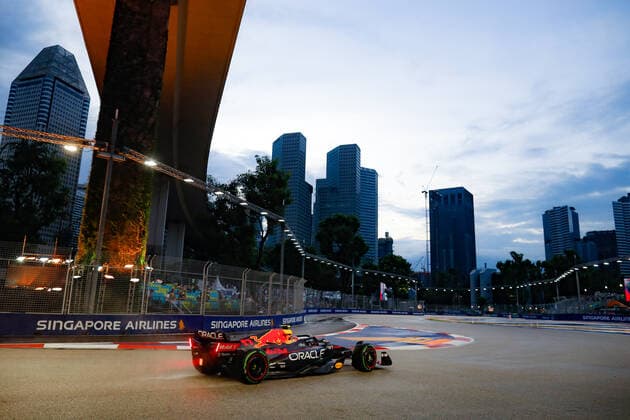 11 PEREZ Sergio (mex), Red Bull Racing RB18, action during the Formula 1 Singapore Airlines Singapore Grand Prix 2022, 17th round of the 2022 FIA Formula One World Championship, WM, Weltmeisterschaft from September 30 to October 02, 2022 on the Marina Bay Street Circuit, in Singapore - F1 - SINGAPORE GRAND PRIX 2022 DPPI Panoramic  _V2_1775