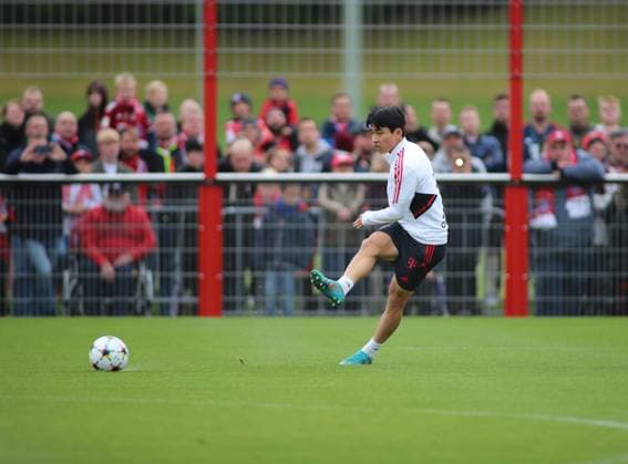 München, Deutschland 01. Oktober 2022: Fussball, Herren, Saison 2022 2023, FC Bayern München, Säbener Strasse, Trainingsgelände, Training Hyun-ju Lee (FC Bayern München) schiesst einen Ball *** Munich, Germany 01 October 2022 football, men, season 2022 2023, FC Bayern Munich, Säbener Strasse, training ground, training Hyun ju Lee FC Bayern Munich kicks a ball