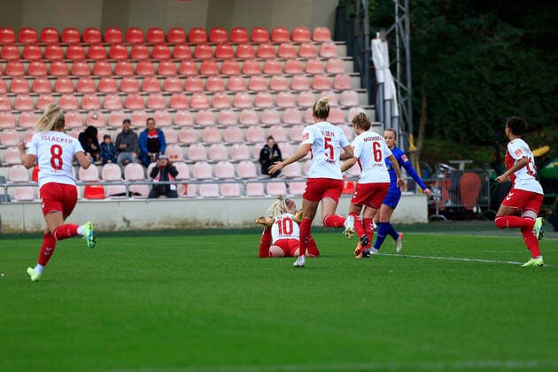 Flyeralarm Frauen Bundesliga 2022 2023, 1 FC Köln 1 FFC Turbine Potsdam cheering after 1 0 by Sharon Beck FC, 10 with Mandy Islacker FC, 8 , Celina Degen FC, 5 , Myrthe Moorrees FC, 6 , Genessee Puntigam FC, 13 Köln Franz Kremer Stadion, Rasenplatz NRW Germany