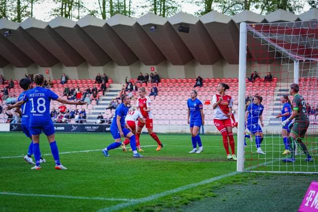 Cologne, Germany, October 1st 2022: Players of Koeln celebrate the first goal and players of Potsdam are dejected during the FLYERALARM Frauen-Bundesliga match between 1. FC Koeln and Turbine Potsdam at Franz-Kremer-Stadium, Cologne. (Norina Toenges Sports Press Photo SPP) Copyright: xNorinaxToenges SportsxPressxPhotx spp-en-NoToPrPh-20221001-DSC02656