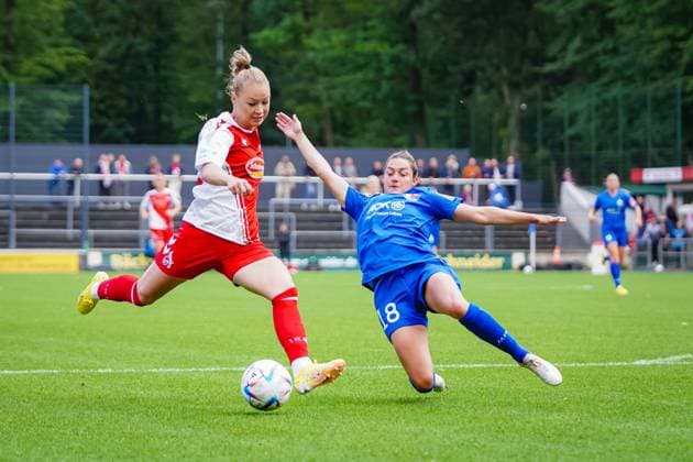 Cologne, Germany, October 1st 2022: Wibke Meister (18 Potsdam) trys to attack Weronika Zawistowska (24 Koeln) during the FLYERALARM Frauen-Bundesliga match between 1. FC Koeln and Turbine Potsdam at Franz-Kremer-Stadium, Cologne. (Norina Toenges Sports Press Photo SPP) Copyright: xNorinaxToenges SportsxPressxPhotx spp-en-NoToPrPh-20221001-DSC02672