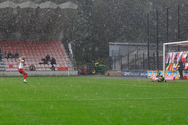 Flyeralarm Frauen Bundesliga 2022 2023, 1 FC Köln 1 FFC Turbine Potsdam Jil Frehse TP, 22 holds penalty from Mandy Islacker FC, 8 Köln Franz Kremer Stadion, grass pitch NRW Germany