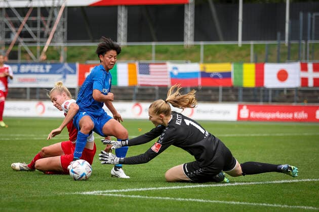 1 Women Bundesliga Koeln vs Turbine Potsdam, 01 10 2022 Koeln, 01 October Celina Degen 5, 1 FC Koeln , Mai Kyokawa 7, 1 FFC Turbine Potsdam , Manon Klett 30, 1 FC Koeln during the match 1 FC Koeln vs 1 FFC Turbine Potsdam on matchday 3 of the womens soccer Bundesliga on 01 10 2022 at Franz Kremer Stadion in Koeln North Rhine Westphalia DFL REGULATES PROHIBIT ANY USE OF PHOTOGRAPHS AS IMAGE SEQUENCES AND OR QUASI VIDEO Copyright: xBEAUTIFULxSPORTS AxelxKohringx