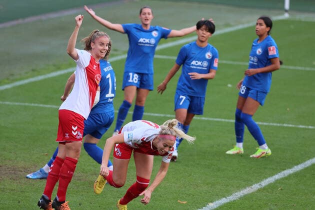 Sport 1 FC Köln vs Turbine Potsdam, football women, 1 Bundesliga, cheering for Sharon Beck in front, 1 FC Köln after the goal to 1 0, picture , 01 10 2022
