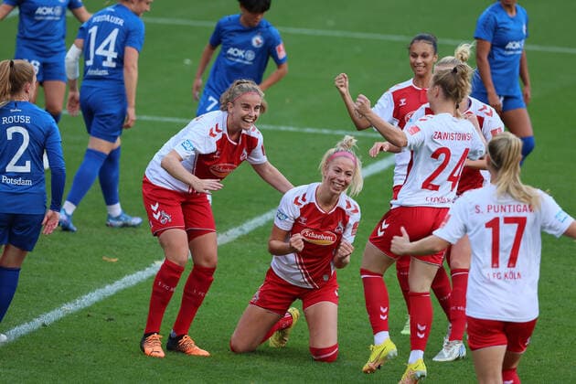 Sport 1 FC Köln vs Turbine Potsdam, football women, 1 Bundesliga, cheering for Sharon Beck kneeling, 1 FC Köln after scoring the 1 0 goal, picture , 01 10 2022