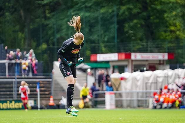 Cologne, Germany, October 1st 2022: Goalkeeper Manon Klett (1 Koeln) celebrates the second team goal during the FLYERALARM Frauen-Bundesliga match between 1. FC Koeln and Turbine Potsdam at Franz-Kremer-Stadium, Cologne. (Norina Toenges Sports Press Photo SPP) Copyright: xNorinaxToenges SportsxPressxPhotx spp-en-NoToPrPh-20221001-DSC02720