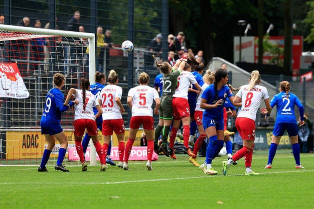 Flyeralarm Frauen Bundesliga 2022 2023, 1 FC Köln 1 FFC Turbine Potsdam own goal to equalize 2 2 for 1 FC Köln Franz Kremer Stadion, grass pitch NRW Germany