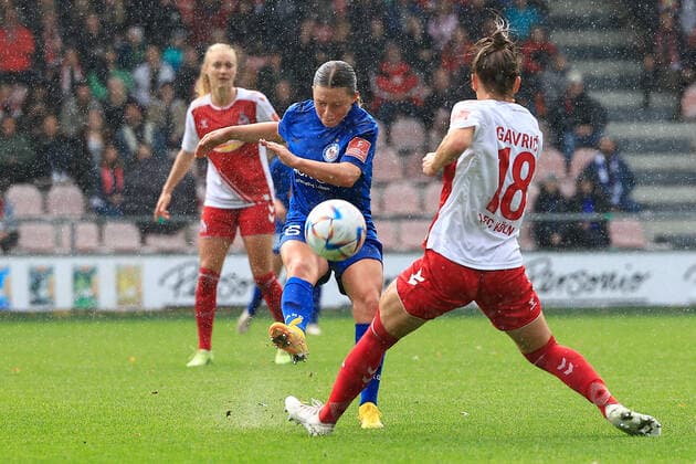 Flyeralarm Frauen Bundesliga 2022 2023, 1 FC Köln 1 FFC Turbine Potsdam Heavy rain showers at match with Maria Plattner TP, 6 , Andrea Gavric FC, 18 Köln Franz Kremer Stadion, grass pitch NRW Germany