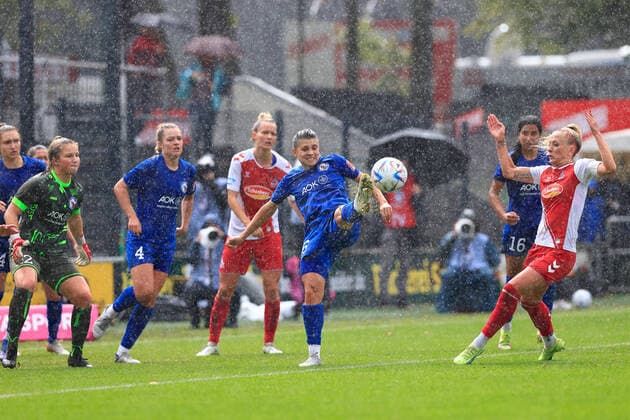Flyeralarm Frauen Bundesliga 2022 2023, 1 FC Köln 1 FFC Turbine Potsdam penalty area scene with Mandy Islacker FC, 8 , Irena Kuznezov TP, 4 Köln Franz Kremer Stadion, Rasenplatz NRW Germany