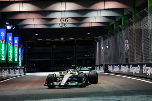 44 HAMILTON Lewis (gbr), Mercedes AMG F1 Team W13, action during the Formula 1 Singapore Airlines Singapore Grand Prix 2022, 17th round of the 2022 FIA Formula One World Championship, WM, Weltmeisterschaft from September 30 to October 02, 2022 on the Marina Bay Street Circuit, in Singapore - F1 - SINGAPORE GRAND PRIX 2022 DPPI Panoramic  AV6_4638