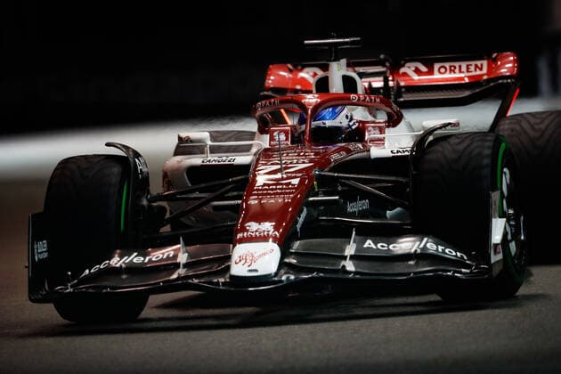 77 BOTTAS Valtteri (fin), Alfa Romeo F1 Team ORLEN C42, action during the Formula 1 Singapore Airlines Singapore Grand Prix 2022, 17th round of the 2022 FIA Formula One World Championship, WM, Weltmeisterschaft from September 30 to October 02, 2022 on the Marina Bay Street Circuit, in Singapore - F1 - SINGAPORE GRAND PRIX 2022 DPPI Panoramic  _V2_2303