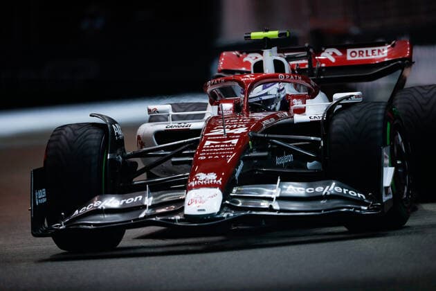 24 ZHOU Guanyu (chi), Alfa Romeo F1 Team ORLEN C42, action during the Formula 1 Singapore Airlines Singapore Grand Prix 2022, 17th round of the 2022 FIA Formula One World Championship, WM, Weltmeisterschaft from September 30 to October 02, 2022 on the Marina Bay Street Circuit, in Singapore - F1 - SINGAPORE GRAND PRIX 2022 DPPI Panoramic  _V2_2322