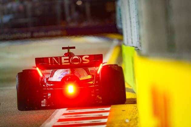 63 RUSSELL George (gbr), Mercedes AMG F1 Team W13, action during the Formula 1 Singapore Airlines Singapore Grand Prix 2022, 17th round of the 2022 FIA Formula One World Championship, WM, Weltmeisterschaft from September 30 to October 02, 2022 on the Marina Bay Street Circuit, in Singapore - F1 - SINGAPORE GRAND PRIX 2022 DPPI Panoramic  _V2_2557