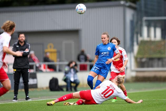 1 Women Bundesliga Koeln vs Turbine Potsdam, 01 10 2022 Koeln, 01 October Sharon Beck 10, 1 FC Koeln , Viktoria Schwalm 17, 1 FFC Turbine Potsdam during the match 1 FC Koeln vs 1 FFC Turbine Potsdam on matchday 3 of the women soccer Bundesliga on 01 10 2022 at Franz Kremer Stadion in Koeln North Rhine Westphalia DFL REGULATES PROHIBIT ANY USE OF PHOTOGRAPHS AS IMAGE SEQUENCES AND OR QUASI VIDEO Copyright: xBEAUTIFULxSPORTS AxelxKohringx