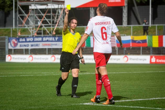 1 Frauen Bundesliga Koeln vs Turbine Potsdam, 01 10 2022 Koeln, 01 October Yellow for Myrthe Moorrees 6, 1 FC Koeln during the match 1 FC Koeln vs 1 FFC Turbine Potsdam on matchday 3 of the womens soccer Bundesliga on 01 10 2022 at Franz Kremer Stadion in Koeln North Rhine Westphalia DFL REGULATES PROHIBIT ANY USE OF PHOTOGRAPHS AS IMAGE SEQUENCES AND OR QUASI VIDEO Copyright: xBEAUTIFULxSPORTS AxelxKohringx