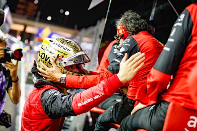 LECLERC Charles (mco), Scuderia Ferrari F1-75, portrait, celebrate his pole position during the Formula 1 Singapore Airlines Singapore Grand Prix 2022, 17th round of the 2022 FIA Formula One World Championship, WM, Weltmeisterschaft from September 30 to October 02, 2022 on the Marina Bay Street Circuit, in Singapore - F1 - SINGAPORE GRAND PRIX 2022 DPPI Panoramic  _V2_2620