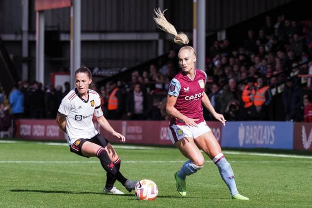 Walsall, England, October 2nd 2022: Alisha Lehmann (7 Aston Villa) on the ball during the FA Womens Continental League Cup game between Aston Villa and Manchester United, ManU at Bescot Stadium in Walsall, England (Natalie Mincher SPP) Copyright: xNataliexMincher SPPx spp-en-NaMi-IMG_9405