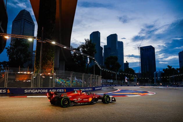 55 SAINZ Carlos (spa), Scuderia Ferrari F1-75, action during the Formula 1 Singapore Airlines Singapore Grand Prix 2022, 17th round of the 2022 FIA Formula One World Championship, WM, Weltmeisterschaft from September 30 to October 02, 2022 on the Marina Bay Street Circuit, in Singapore - F1 - SINGAPORE GRAND PRIX 2022 DPPI Panoramic  00122039__V2_1851