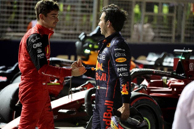 FORMULA 1 SINGAPORE AIRLINES SINGAPORE GRAND PRIX 2022 01 10 2022, Marina Bay Street Circuit, Singapore, FORMULA 1 SINGAPORE AIRLINES SINGAPORE GRAND PRIX 2022 ,in picture Sergio Perez MEX , Oracle Red Bull Racing congratulates Charles Leclerc MCO , Scuderia Ferrari on pole position nordphotoxGmbHx xBratic nph00250