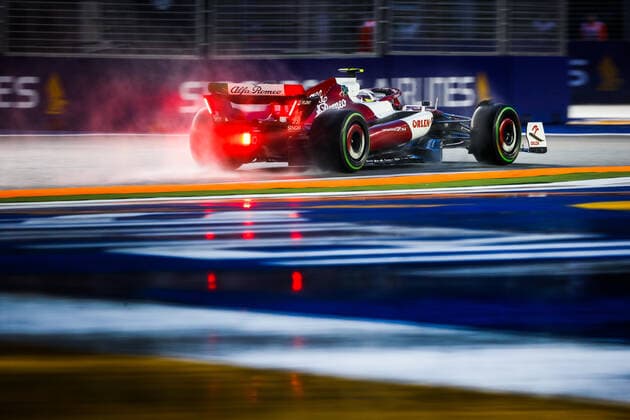 Sport Bilder des Tages 24 ZHOU Guanyu (chi), Alfa Romeo F1 Team ORLEN C42, action during the Formula 1 Singapore Airlines Singapore Grand Prix 2022, 17th round of the 2022 FIA Formula One World Championship, WM, Weltmeisterschaft from September 30 to October 02, 2022 on the Marina Bay Street Circuit, in Singapore - F1 - SINGAPORE GRAND PRIX 2022 DPPI Panoramic  00122039__V2_2065