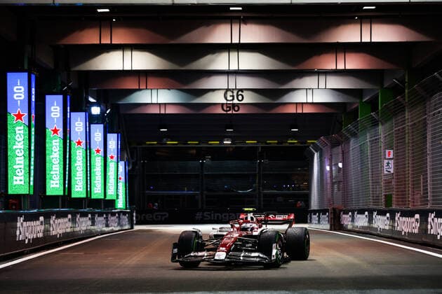 24 ZHOU Guanyu (chi), Alfa Romeo F1 Team ORLEN C42, action during the Formula 1 Singapore Airlines Singapore Grand Prix 2022, 17th round of the 2022 FIA Formula One World Championship, WM, Weltmeisterschaft from September 30 to October 02, 2022 on the Marina Bay Street Circuit, in Singapore - F1 - SINGAPORE GRAND PRIX 2022 DPPI Panoramic  00122039_AV6_4630