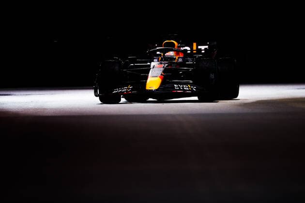 01 VERSTAPPEN Max (nld), Red Bull Racing RB18, action during the Formula 1 Singapore Airlines Singapore Grand Prix 2022, 17th round of the 2022 FIA Formula One World Championship, WM, Weltmeisterschaft from September 30 to October 02, 2022 on the Marina Bay Street Circuit, in Singapore - F1 - SINGAPORE GRAND PRIX 2022 DPPI Panoramic  00122039__V2_2279