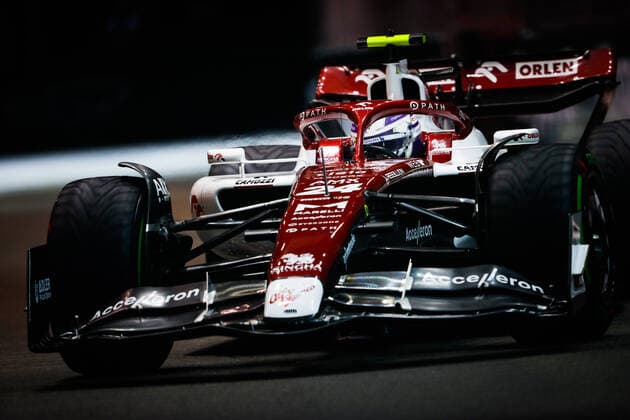 24 ZHOU Guanyu (chi), Alfa Romeo F1 Team ORLEN C42, action during the Formula 1 Singapore Airlines Singapore Grand Prix 2022, 17th round of the 2022 FIA Formula One World Championship, WM, Weltmeisterschaft from September 30 to October 02, 2022 on the Marina Bay Street Circuit, in Singapore - F1 - SINGAPORE GRAND PRIX 2022 DPPI Panoramic  00122039__V2_2322