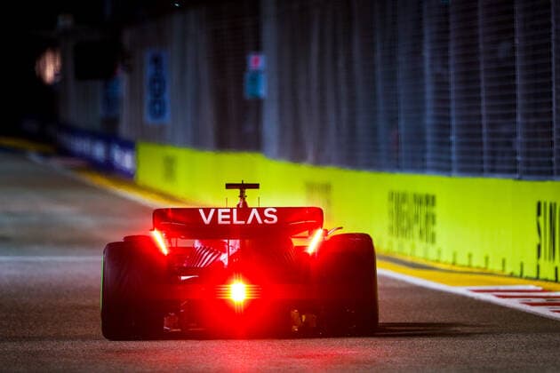 16 LECLERC Charles (mco), Scuderia Ferrari F1-75, action during the Formula 1 Singapore Airlines Singapore Grand Prix 2022, 17th round of the 2022 FIA Formula One World Championship, WM, Weltmeisterschaft from September 30 to October 02, 2022 on the Marina Bay Street Circuit, in Singapore - F1 - SINGAPORE GRAND PRIX 2022 DPPI Panoramic  00122039__V2_2350