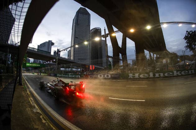 24 ZHOU Guanyu (chi), Alfa Romeo F1 Team ORLEN C42, action during the Formula 1 Singapore Airlines Singapore Grand Prix 2022, 17th round of the 2022 FIA Formula One World Championship, WM, Weltmeisterschaft from September 30 to October 02, 2022 on the Marina Bay Street Circuit, in Singapore - F1 - SINGAPORE GRAND PRIX 2022 DPPI Panoramic  F12022GP17SIN_JK134371