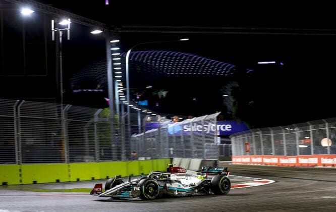 44 HAMILTON Lewis (gbr), Mercedes AMG F1 Team W13, action during the Formula 1 Singapore Airlines Singapore Grand Prix 2022, 17th round of the 2022 FIA Formula One World Championship, WM, Weltmeisterschaft from September 30 to October 02, 2022 on the Marina Bay Street Circuit, in Singapore - F1 - SINGAPORE GRAND PRIX 2022 DPPI Panoramic  F12022GP17SIN_JK135274