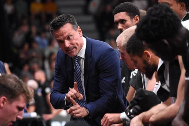 Basketball, 2022 2023 season, easyCredit BBL, Veolia Towers Hamburg SYNTAINICS MBC, edel optics de Arena HAM , 01 10 2022, 1 match day Raoul Korner HAM, head coach talks to players Hamburg Germany