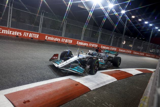 63 RUSSELL George (gbr), Mercedes AMG F1 Team W13, action during the Formula 1 Singapore Airlines Singapore Grand Prix 2022, 17th round of the 2022 FIA Formula One World Championship, WM, Weltmeisterschaft from September 30 to October 02, 2022 on the Marina Bay Street Circuit, in Singapore - F1 - SINGAPORE GRAND PRIX 2022 DPPI Panoramic  F12022GP17SIN_JK135284