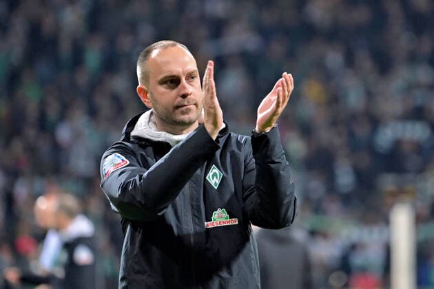 GER, 1 FBL, SV Werder Bremen vs Borussia Moenchengladbach 01 10 2022, wohninvest Weserstadion, Bremen, GER, 1 FBL, SV Werder Bremen vs Borussia Moenchengladbach in picture shows end of match final score 5 1 coach Ole Werner Werder Bremen thanks to fans after the match nordphotoxGmbHx xKokenge nph00001