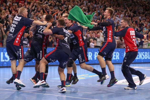 Sport Themen der Woche KW39 01.10.2022, xgox, Handball - Liqui Moly HBL, SG Flensburg-Handewitt - SC Magdeburg emspor, v.l. Flensburg Jubel ueber den Sieg, Jubel nach Spielende Flensburg *** 01 10 2022, xgox, handball Liqui Moly HBL, SG Flensburg Handewitt SC Magdeburg emspor, v l Flensburg cheering over the victory, cheering after the end of the game Flensburg