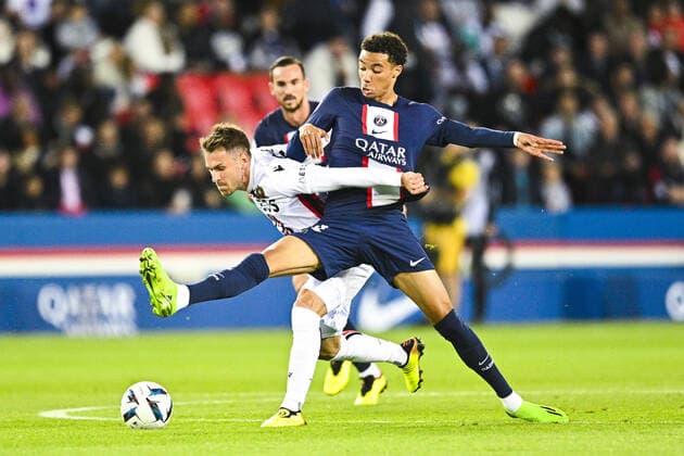 Hugo Ekitike (PSG) vs Aaron Ramsey (Nice) FOOTBALL : PSG vs Nice - Ligue1 Uber Eats - 01 10 2002 JBAutissier Panoramic 