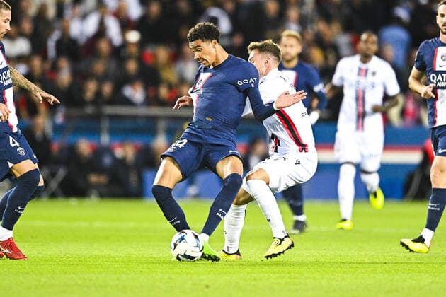Hugo Ekitike (PSG) vs Aaron Ramsey (Nice) FOOTBALL : PSG vs Nice - Ligue1 Uber Eats - 01 10 2002 JBAutissier Panoramic 